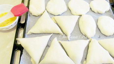 самса с мясом и помидорами