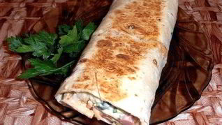 Шаурма с колбасой и корейской морковью