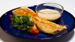 Шаверма с бараниной, брынзой и баклажанами