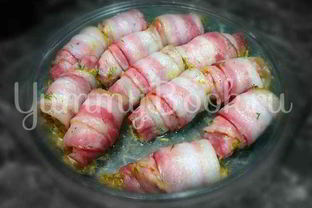 Сосиски с сыром в беконе