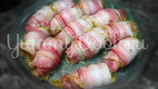 Сосиски с сыром в беконе