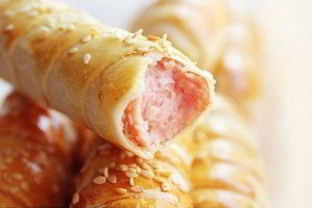 Сосиски в хрустящем слоеном тесте с кунжутом