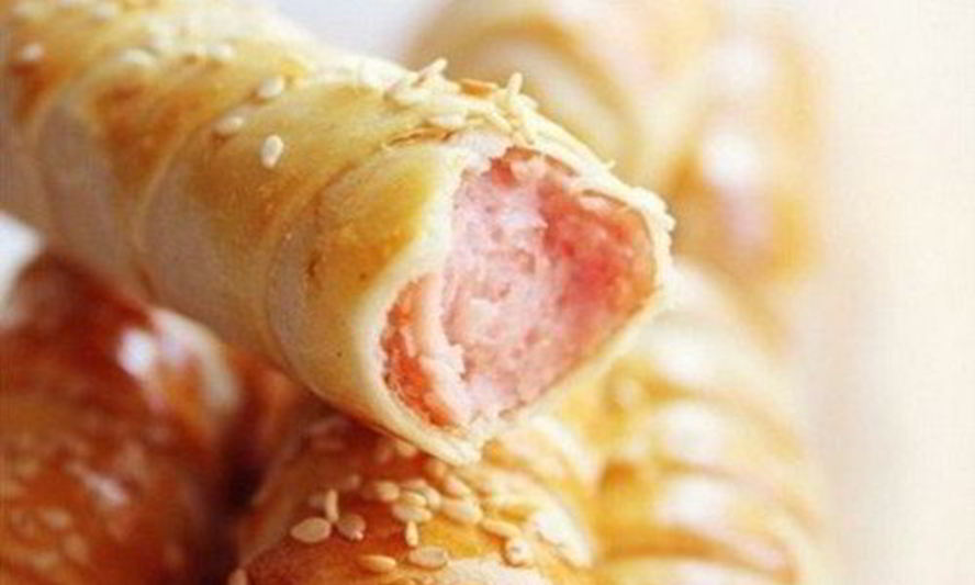 Рецепт сосисок в хрустящем слоеном тесте с кунжутом