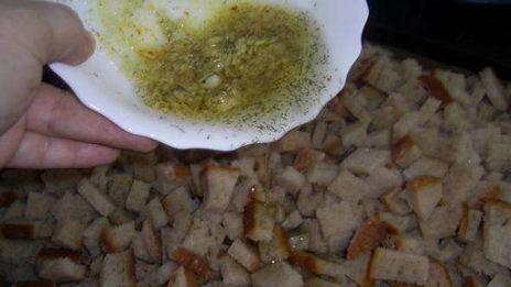 сухарики с чесноком