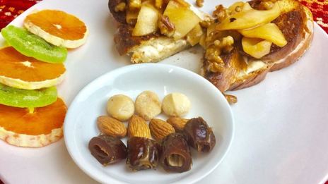 французские жареные сэндвичи с сыром филадельфия и зелеными яблоками