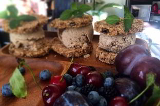 Имбирные сэндвичи с кокосово-чайным мороженным