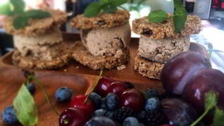 Имбирные сэндвичи с кокосово-чайным мороженным