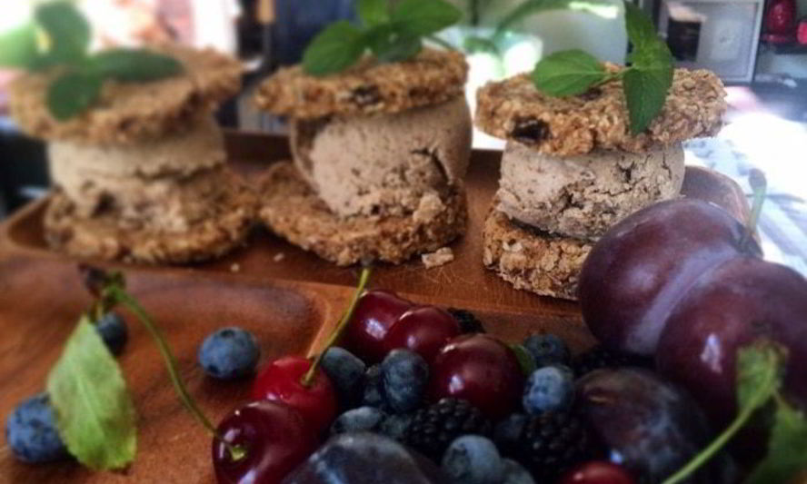 Рецепт имбирных сэндвичей с кокосово-чайным мороженным