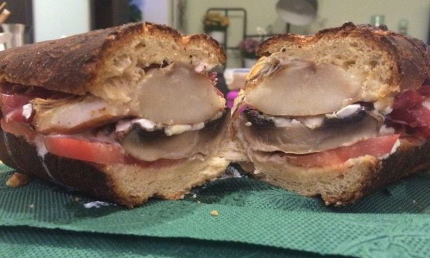 Рецепт хрустящего сэндвича с грушами-гриль и запеченными грибами