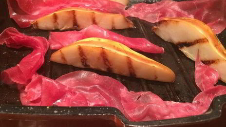 хрустящий сэндвич с грушами-гриль и запеченными грибами