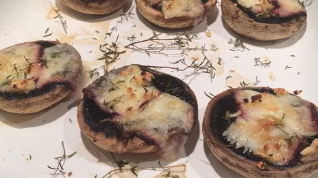 хрустящий сэндвич с грушами-гриль и запеченными грибами