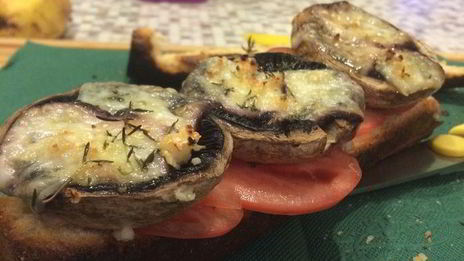 хрустящий сэндвич с грушами-гриль и запеченными грибами