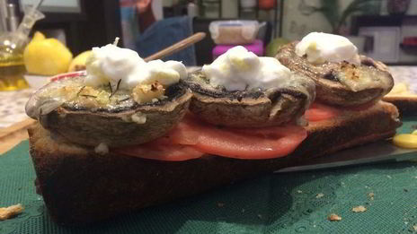 хрустящий сэндвич с грушами-гриль и запеченными грибами