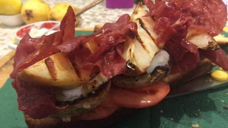 хрустящий сэндвич с грушами-гриль и запеченными грибами