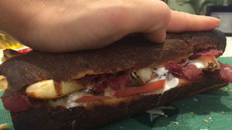 хрустящий сэндвич с грушами-гриль и запеченными грибами