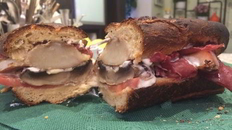 хрустящий сэндвич с грушами-гриль и запеченными грибами