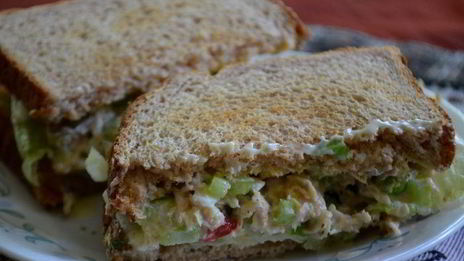 классический сэндвич с тунцом