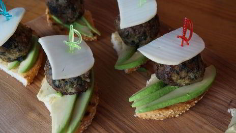 мини-сэндвичи с тефтелями