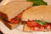 Румяный сэндвич с помидором