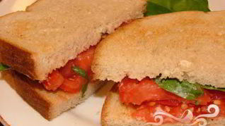 Румяный сэндвич с помидором