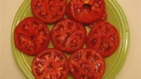 румяный сэндвич с помидором