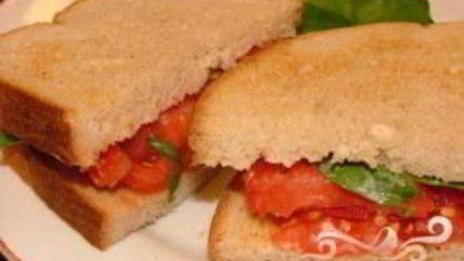 румяный сэндвич с помидором