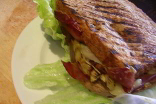 Сэндвич-гриль с баклажаном-гриль, сыром и прошутто