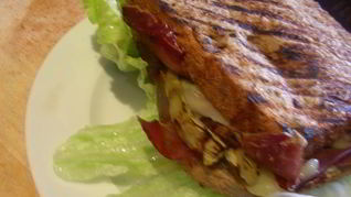 Сэндвич-гриль с баклажаном-гриль, сыром и прошутто