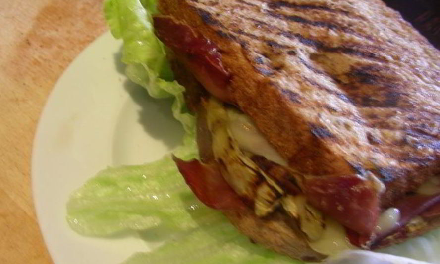 Рецепт сэндвича-гриля с баклажаном-гриль, сыром и прошутто