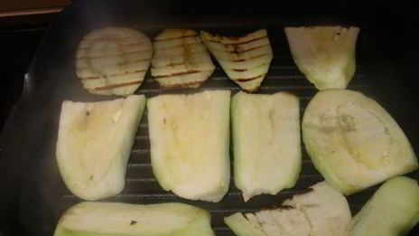 сэндвич-гриль с баклажаном-гриль, сыром и прошутто