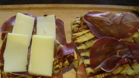 сэндвич-гриль с баклажаном-гриль, сыром и прошутто