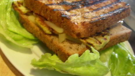 сэндвич-гриль с баклажаном-гриль, сыром и прошутто