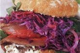Сэндвич из ростбифа с капустно-свекольным салатом