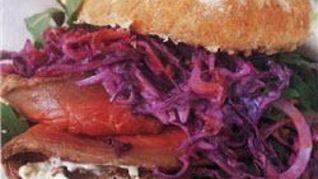 Сэндвич из ростбифа с капустно-свекольным салатом