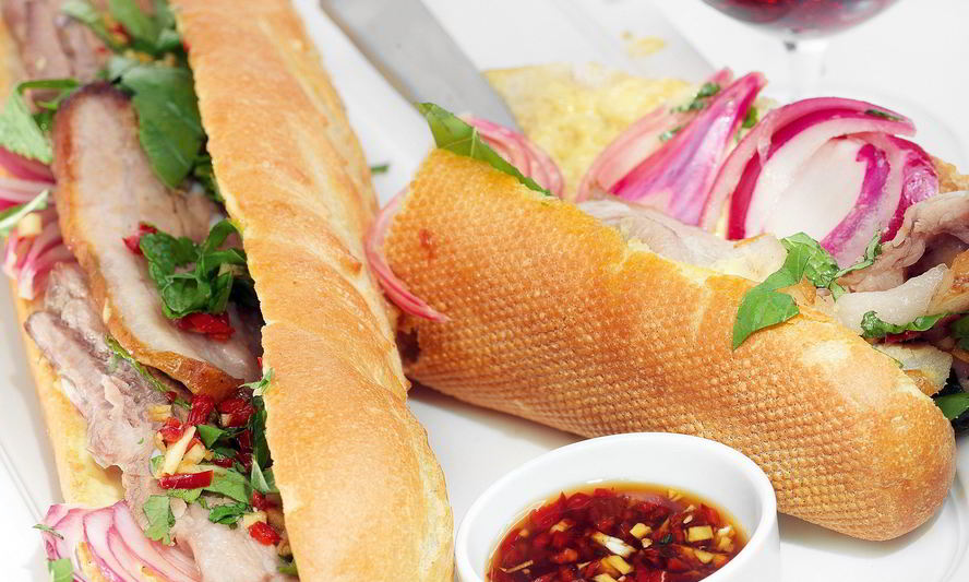 Рецепт сэндвича на маленьком багете со свиной брюшиной и маринованным луком