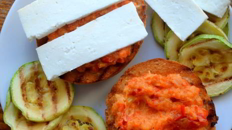 сэндвич с брынзой и овощами