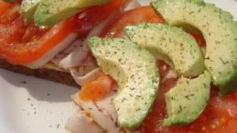 сэндвич с индейкой и авокадо