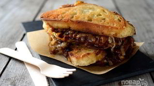 Сэндвич с карамелизированным луком