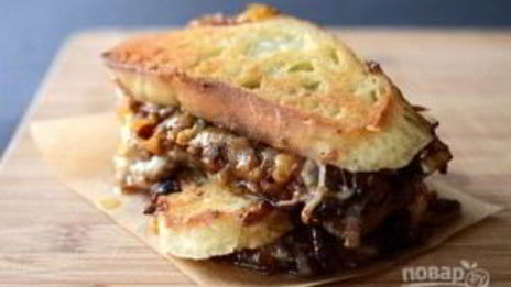 сэндвич с карамелизированным луком