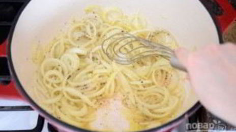 сэндвич с карамелизированным луком