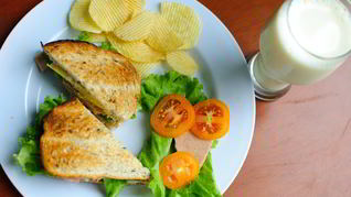 Сэндвич с колбасой