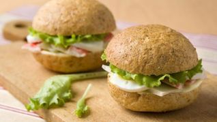 Сэндвич с крабовыми палочками