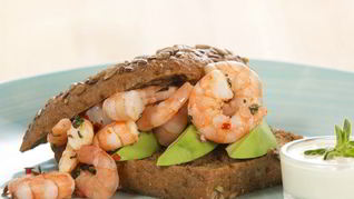 Сэндвич с креветками и авокадо