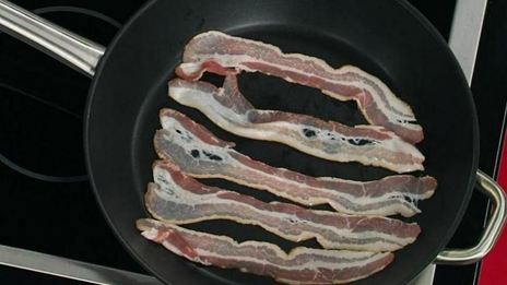 сэндвич с курицей-гриль, беконом и яйцом