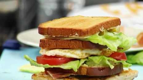 сэндвич с курицей-гриль, беконом и яйцом