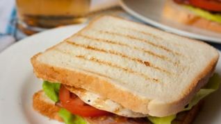 Сэндвич с курицей и беконом