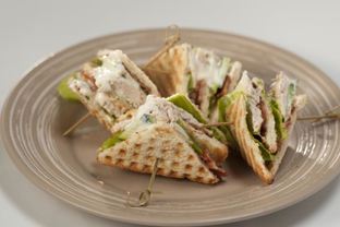 Сэндвич с курицей и не чипсами из бекона