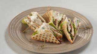 Сэндвич с курицей и не чипсами из бекона