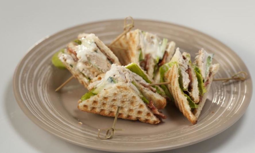 Рецепт сэндвича с курицей и не чипсами из бекона