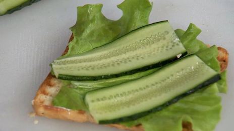 сэндвич с курицей и не чипсами из бекона